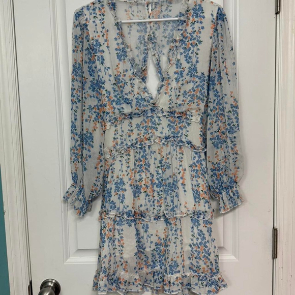 selfie-leslie Dresses & Skirts - Selfie Leslie keyhole dress in blue, white, peach